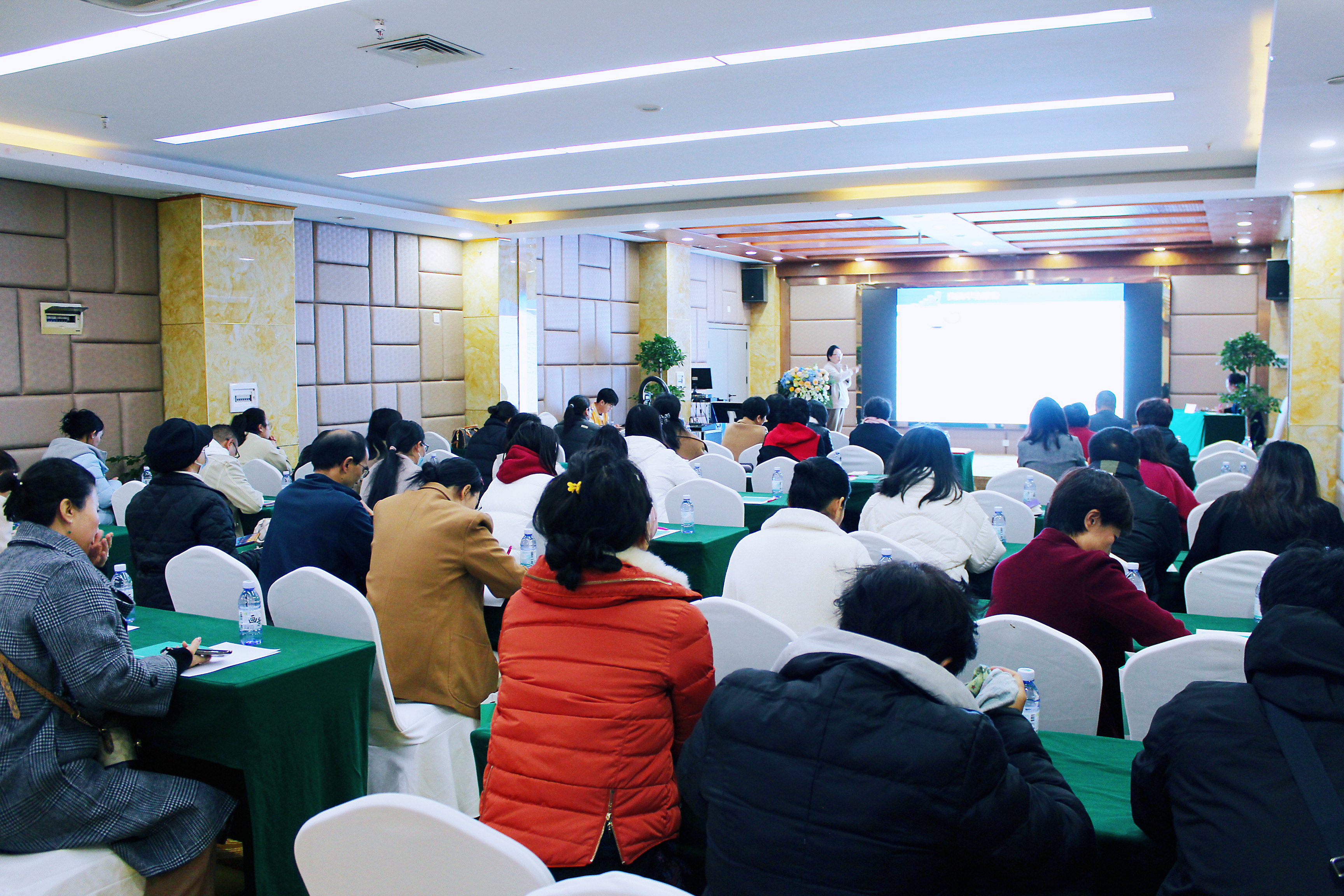 �����۾S�����t(y��)Ժ��ʮ���o����ֳ���g(sh��)�t(y��)�W(xu��)��ӑ��(hu��)�A�M��Ļ!